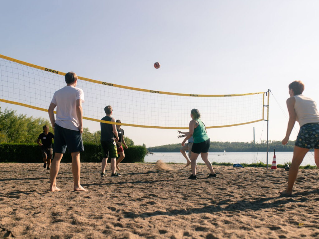 Volleyball spielen am See