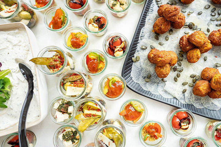 Fingerfood-Buffet mit Gläschen und Platten in der amSee Premium-Location Leipzig.