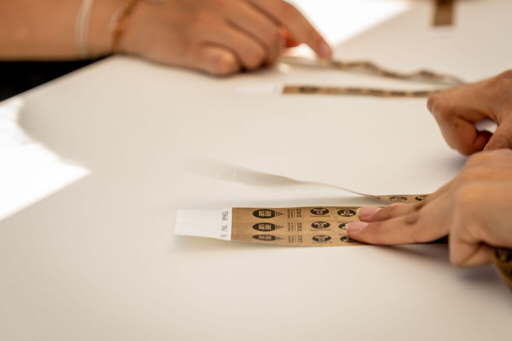 Nahaufnahme: Einlassbändchen mit amSee-Logo