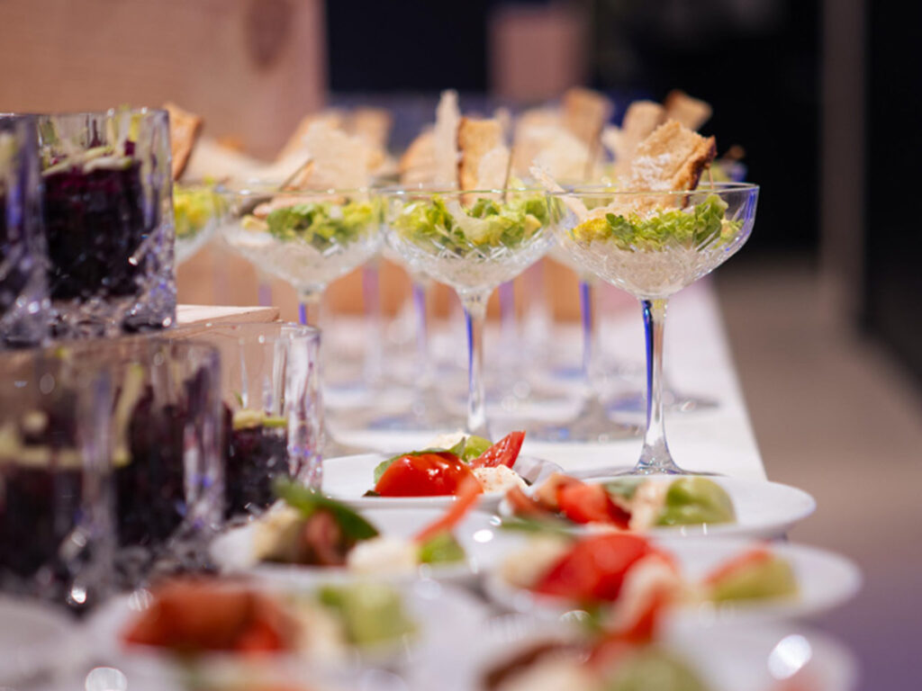 Buffet Catering mit verschiedenen Gläschen und Vorspeisen