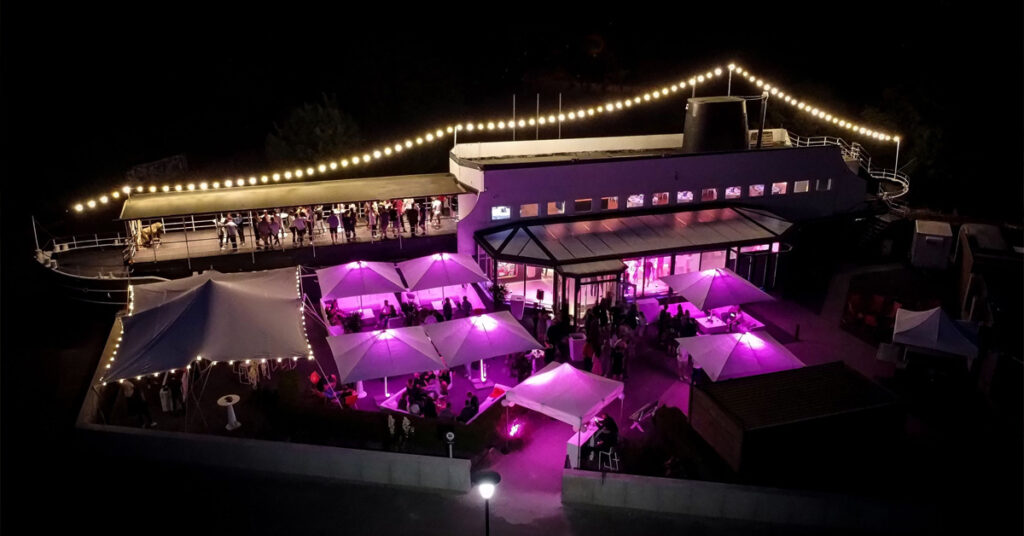 Die amSee Eventlocation, ein Schiff am Kulkwitzer See, aufgenommen bei Nacht vom Wasser aus